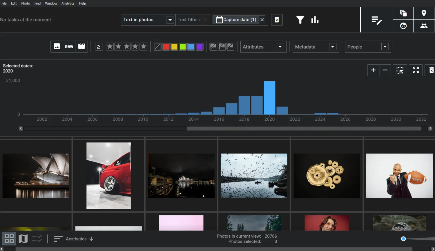 Excire Foto 2027 with the capture-date histogram filter and a grid of photos taken in 2020