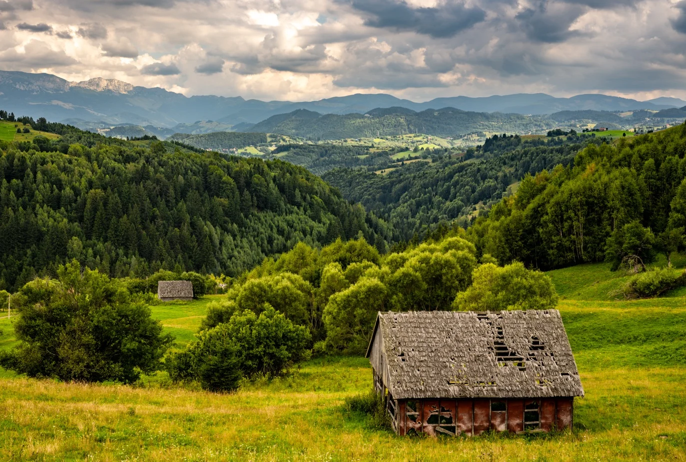 Landschaft in den Karpaten mit durchgehend scharfem Vorder- und Hintergrund, aufgenommen bei Blende f/14 | Excire