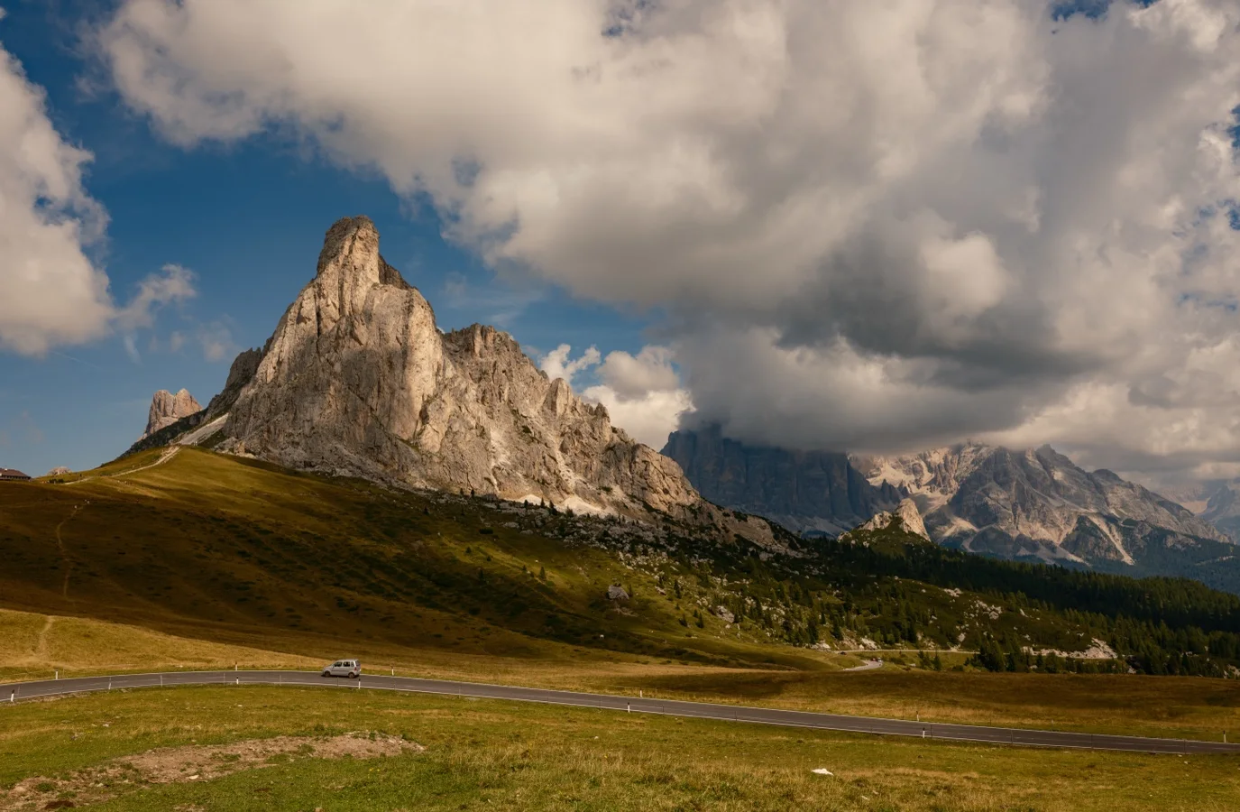 Dolomiten-Landschaft mit markanter Felsformation und weitem Blick, aufgenommen mit 28-mm-Weitwinkelobjektiv | Excire