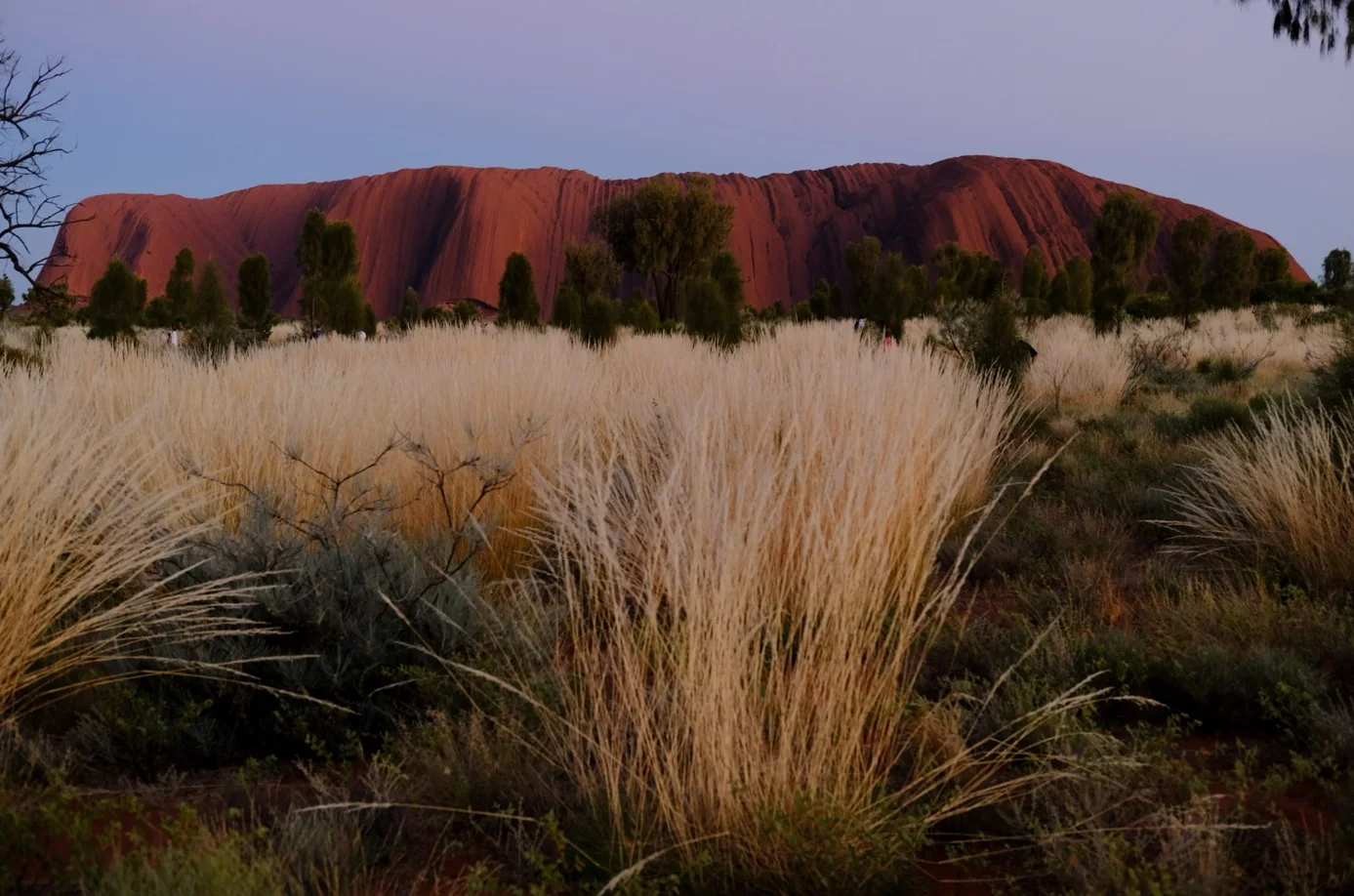 Uluru mit kleinerem Bildausschnitt und stärkerer Betonung des Felsens, aufgenommen mit 50-mm-Objektiv | Excire