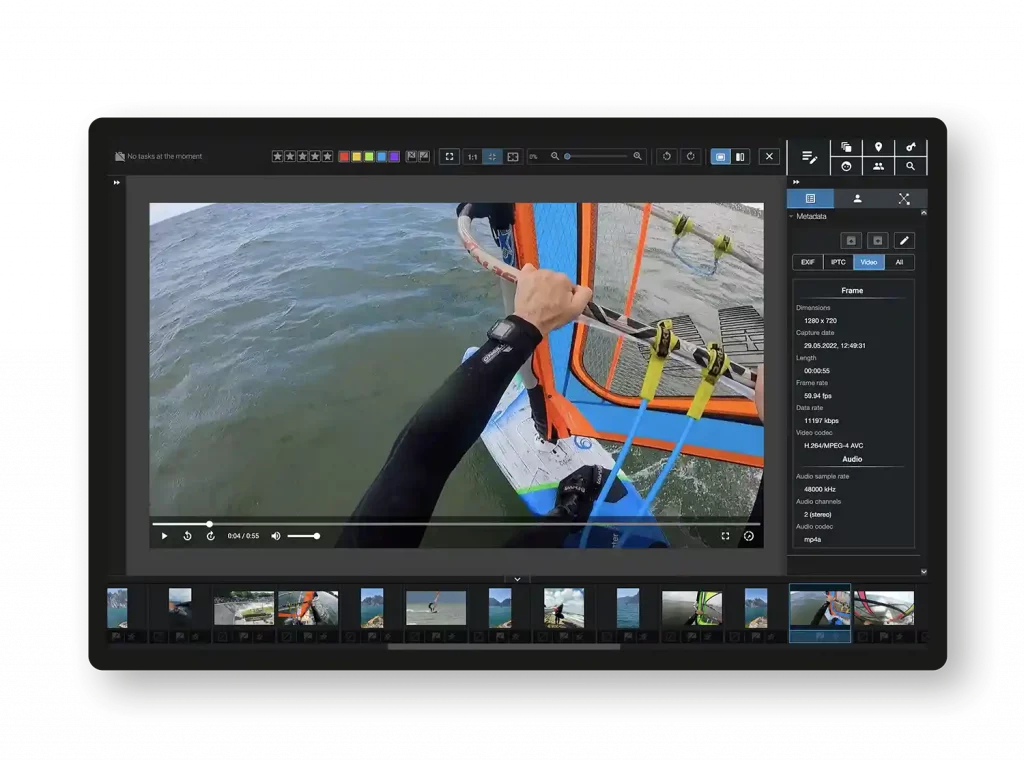 Ein Video-Editing-Programm mit einer POV-Windsurfing-Aufnahme auf dem Bildschirm