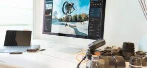 Moderner Arbeitsplatz mit Excire Foto und professionellem Kameraequipment