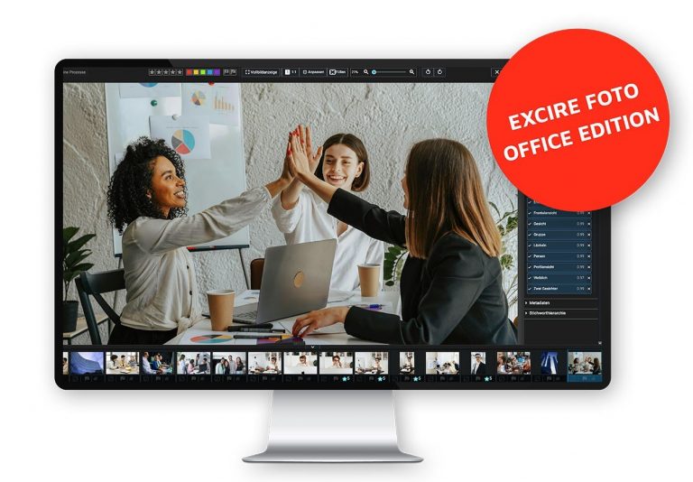 Frauen im Büro machen High-Five, Excire Foto Office Edition auf dem Bildschirm
