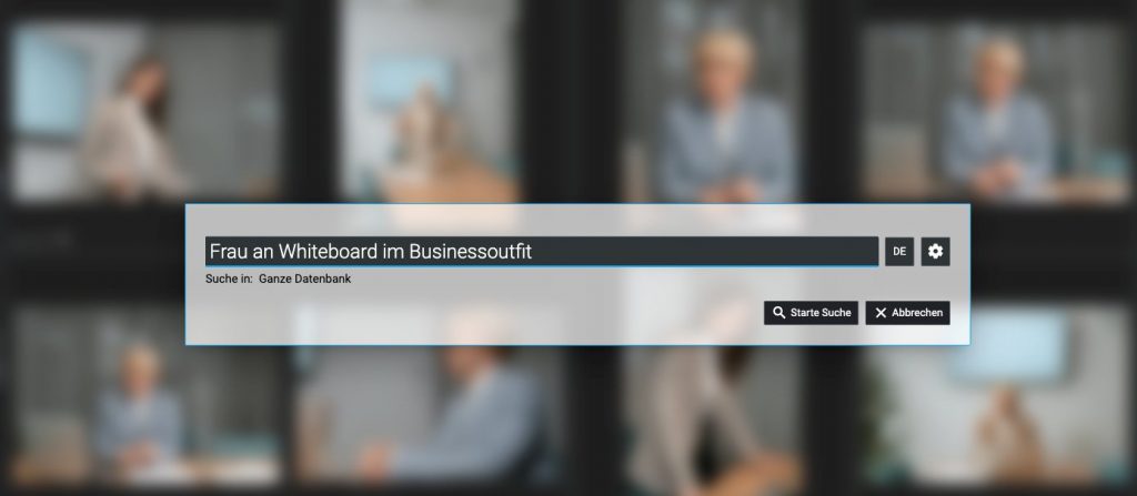 Screenshot der Suchfunktion in Excire Foto Office Edition nach "Frau an Whiteboard im Businessoutfit"
