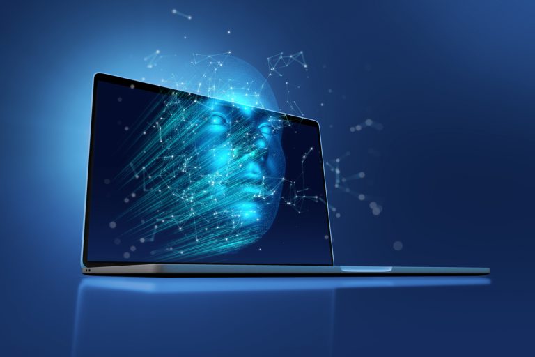 Digitales Gesicht aus Datenströmen tritt aus einem Laptop auf blauem Hintergrund