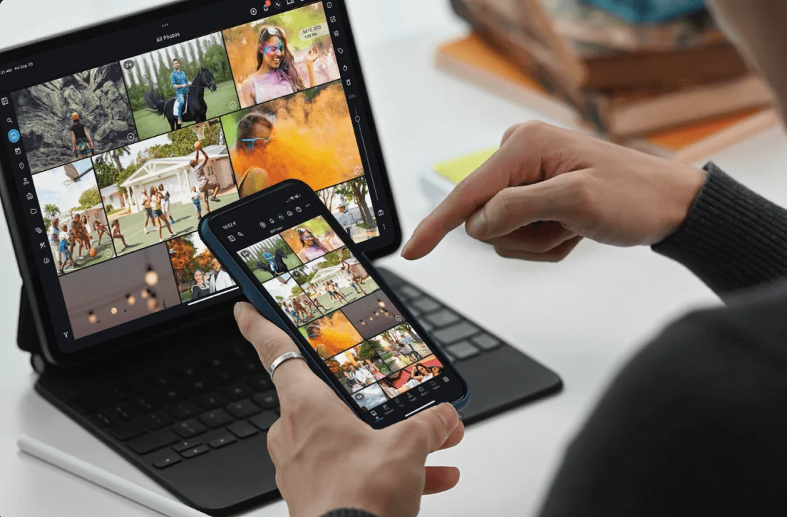 Person nutzt Mylio, um Fotos zwischen Smartphone und Tablet zu synchronisieren