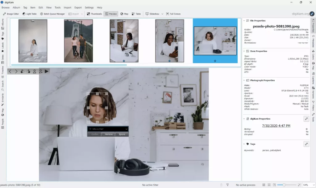 Gesichtserkennung im Editor mit markiertem Gesicht und Metadatenanzeige